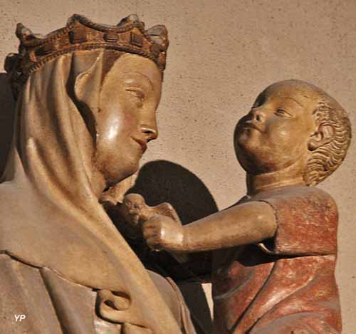 Nuestra Señora de Riom y la sonrisa medieval: sencillez, castidad, cariño, respeto, inocencia…